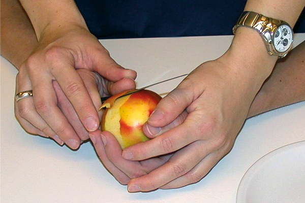 Ergotherapie am Beispiel Apfelschälen
