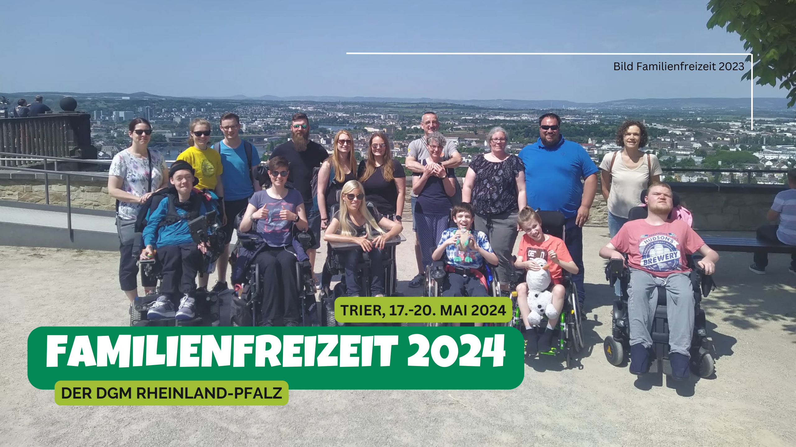 Gruppenbild der Teilnehmer der Familienfreizeit 2023 mit dem Schriftzug Familienfreizeit 2024 der DGM Rheinland-Pfalz, Trier, 17.-20.05.2024